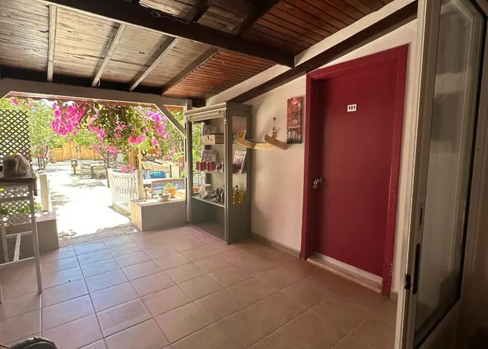 Mavi Lotus Bed & Breakfast 3*